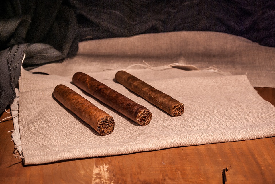 How to Roll a Cigar